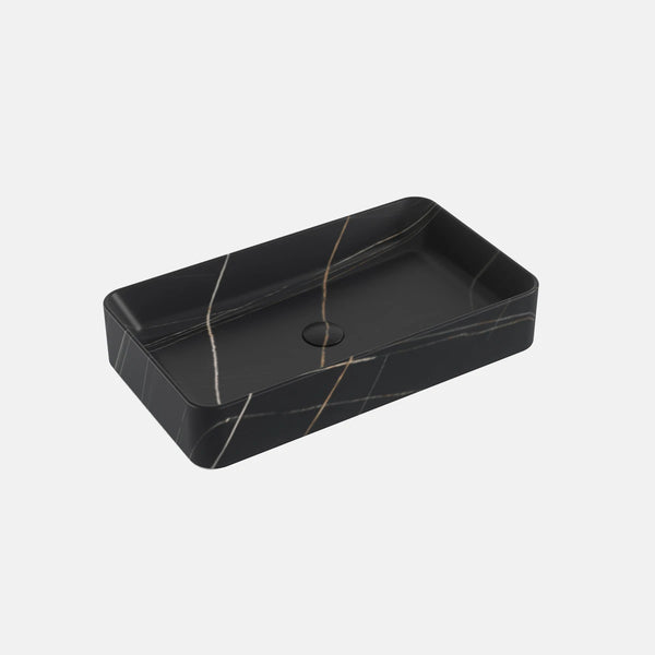 כיור מונח מלבני בצבע שחור מט עם דוגמת ורידי שיש זהובים ובהירים, המשדר מראה יוקרתי ואלגנטי, אידיאלי כחלק מקולקציית כיורים מעוצבים לחדרי רחצה מודרניים.