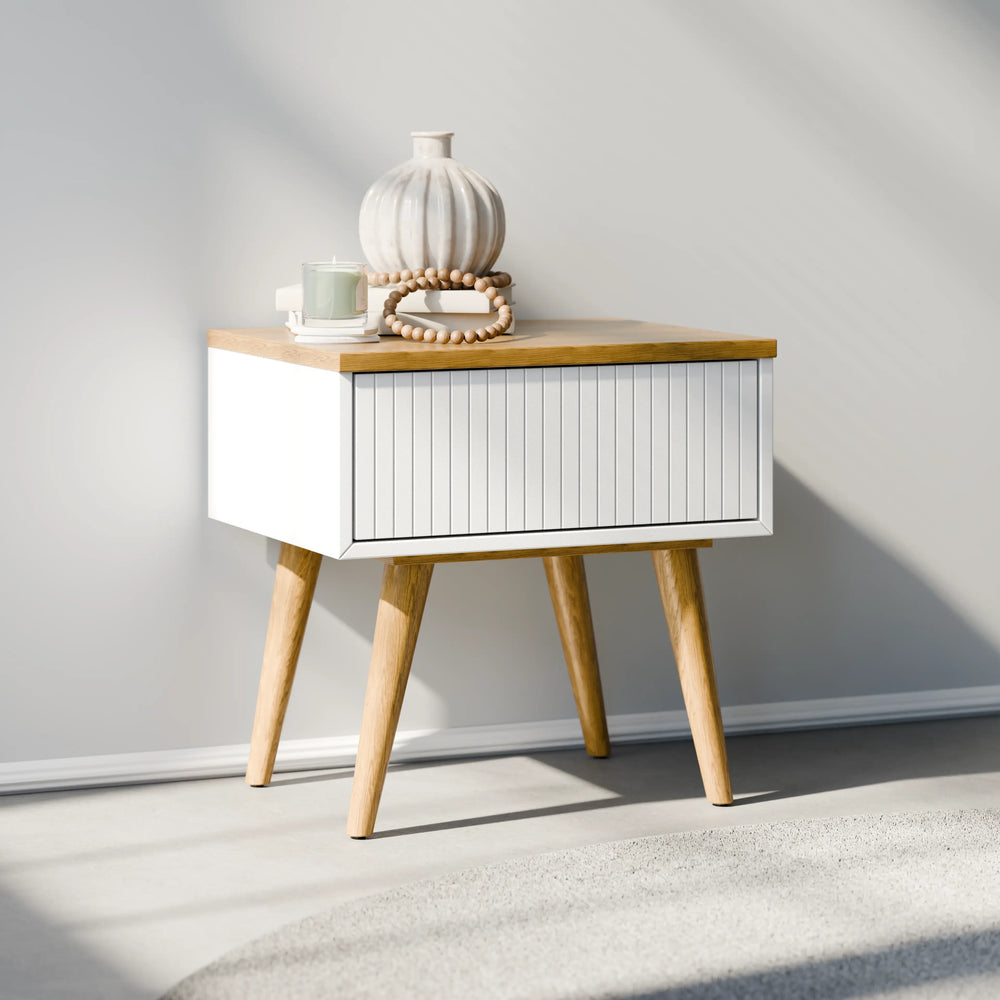 שידת לילה מיד סנצ'רי Aspen עם מגירה טקסטורלית ורגלי עץ מחודדות בעיצוב סקנדינבי נקי | פוני סטייל