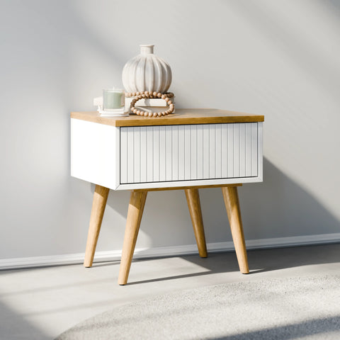 שידת לילה מיד סנצ'רי Aspen עם מגירה טקסטורלית ורגלי עץ מחודדות בעיצוב סקנדינבי נקי | פוני סטייל