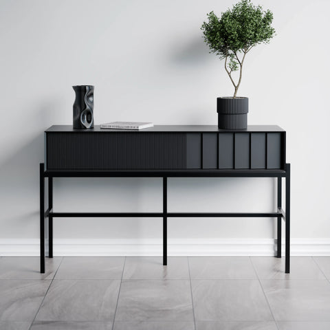 קונסולה Sot עם חזית מחורצת, מגירה ודלת קלאפה בעיצוב מינימליסטי־דרמטי, על מסגרת מתכת דקה | פוני סטייל