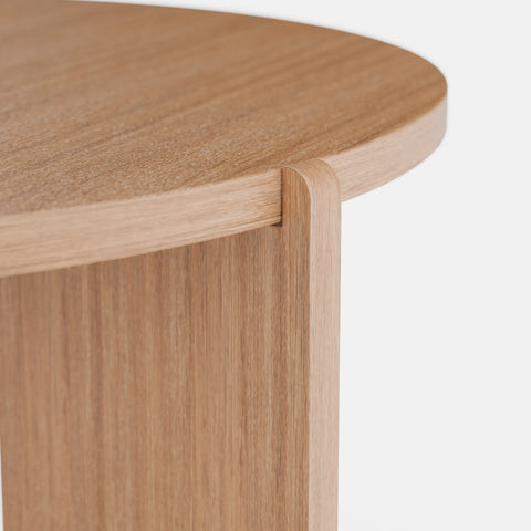 שולחן סלון עגול Fjell עם פלטת פורניר אלון ורגליים פיסוליות מעץ מלא | פוני סטייל