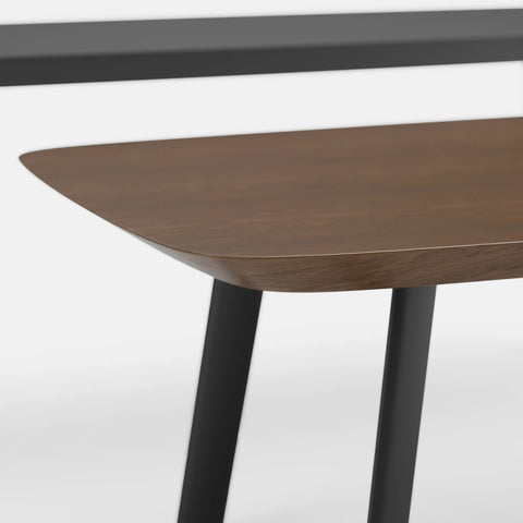 סט שולחנות סלון Eclipsis עם פלטות בגימור אפוקסי שחור ופורניר אגוז ורגלי ברזל אלכסוניות