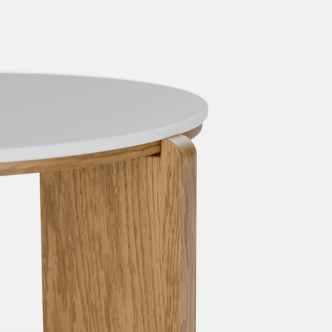 שולחן צד סקנדינבי בעיצוב מודרני עם פלטת פורניר אלון ובסיס עגול מחופה בצבע אפוקסי לבן.