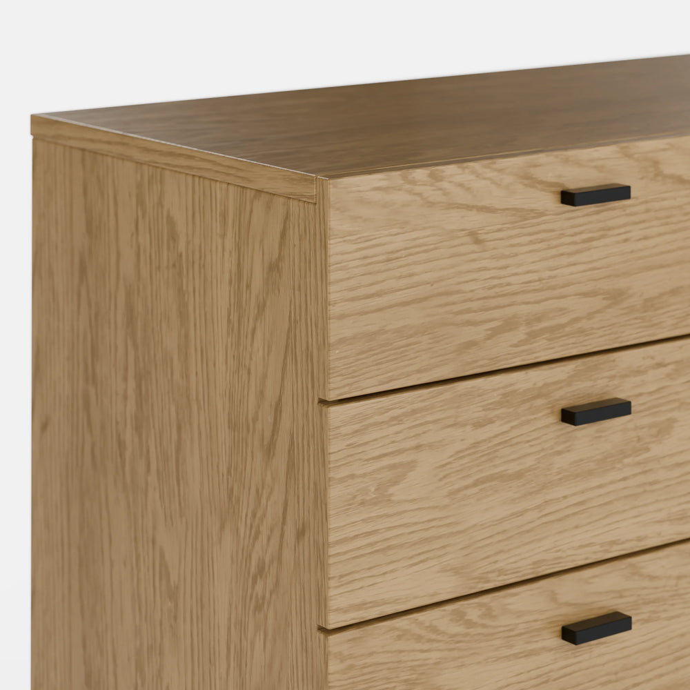 שידה מודרנית Kona עם פורניר עץ טבעי, בסיס ברזל שחור ושלוש מגירות עם דלתות סגירה שקטה | פוני סטייל