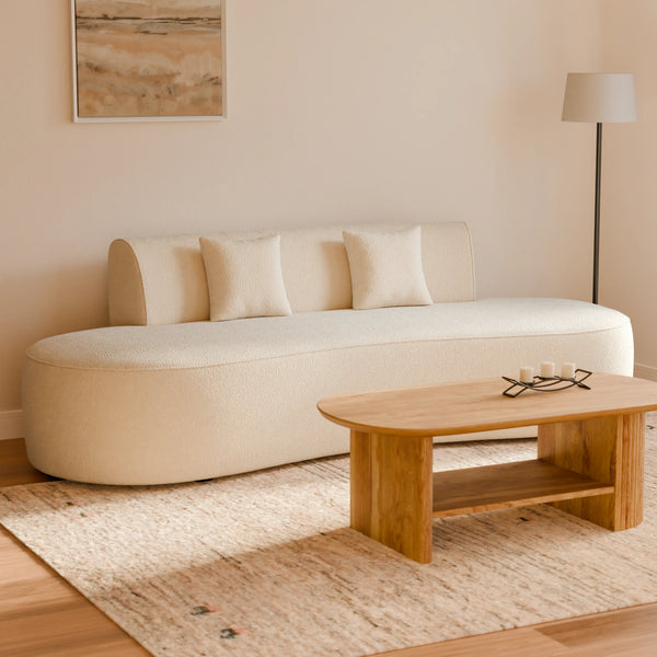 ספה מודרנית וחלקה בצבע שמנת עם כריות תואמות, אידיאלית כחלק מקולקציית ספות לסלון