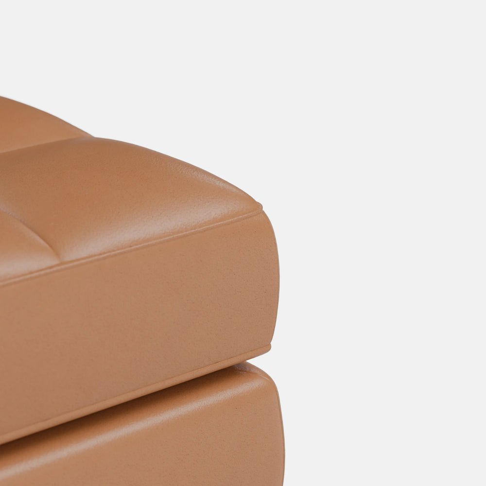 ספסל מרופד עם רגלי עץ ותפירת קפיטונאז' בעיצוב רטרו־מודרני יוקרתי – דגם Einar