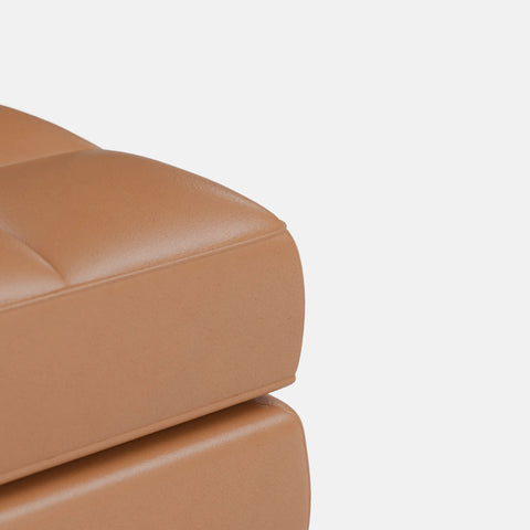 ספסל מרופד עם רגלי עץ ותפירת קפיטונאז' בעיצוב רטרו־מודרני יוקרתי – דגם Einar