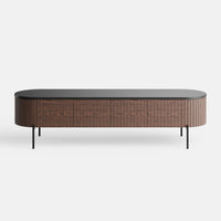 מזנון לסלון מעוגל Sverre עם פלטת אפוקסי שחורה, חזית פורניר אגוז ורגלי מתכת