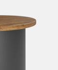שולחן צד סקנדינבי בעיצוב מודרני עם פלטת עץ אלון מלא ובסיס גלילי מחופה בצבע אפוקסי שחור.