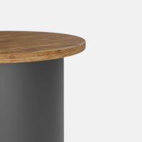 שולחן צד סקנדינבי בעיצוב מודרני עם פלטת עץ אלון מלא ובסיס גלילי מחופה בצבע אפוקסי שחור.