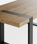 שולחן סלון מעץ מלא Brygg עם פלטת אלון עבה ורגלי ברזל שחורות בעיצוב גיאומטרי