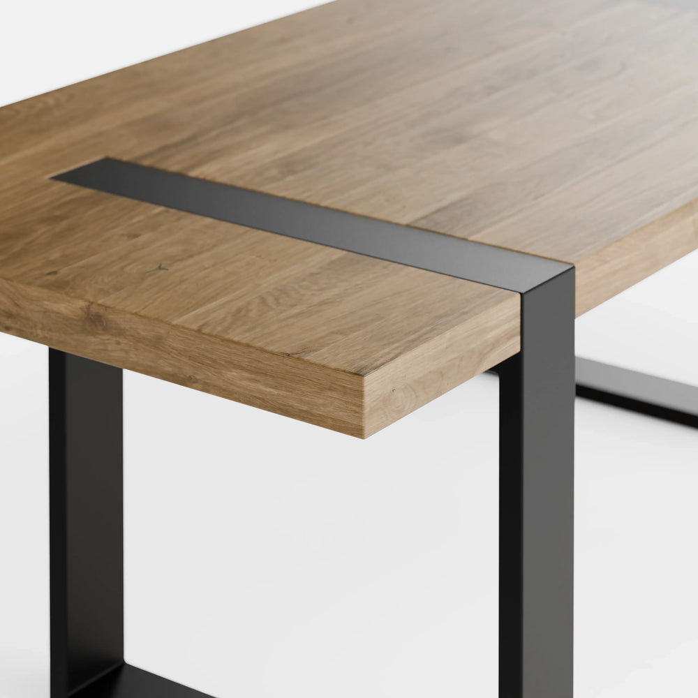 שולחן סלון מעץ מלא Brygg עם פלטת אלון עבה ורגלי ברזל שחורות בעיצוב גיאומטרי