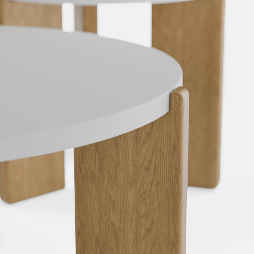 סט שולחנות סלון עגולים Coralia בגימור אפוקסי לבן ורגליים מעץ מלא בעיצוב מודרני־פיסולי