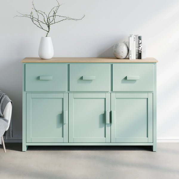 שידת אחסון כפרית-מודרנית עם משטח עליון מעץ בהיר, הכוללת שלוש מגירות ושלוש דלתות, אידיאלית כחלק מקולקציית שידות למרכז הבית (סלון/פינת אוכל).