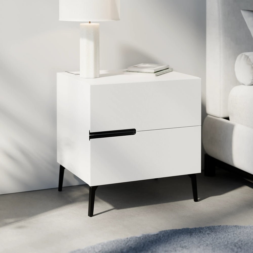 שידת לילה מודרנית Triwial עם שתי מגירות, ידיות אינטגרליות ורגלי מתכת בעיצוב מינימליסטי | פוני סטייל