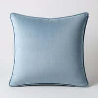 זוג כריות נוי מבד קטיפה מבריק בגוון תכלת רך