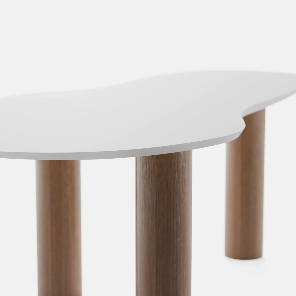 שולחן סלון אובלי מודרני Ellipse עם פלטה לבנה ורגלי עץ אלון, בעיצוב מודרני וייחודי