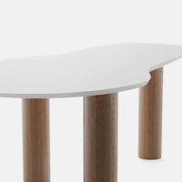 שולחן סלון אובלי מודרני Ellipse עם פלטה לבנה ורגלי עץ אלון, בעיצוב מודרני וייחודי