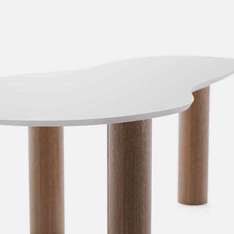 שולחן סלון אובלי מודרני Ellipse עם פלטה לבנה ורגלי עץ אלון, בעיצוב מודרני וייחודי
