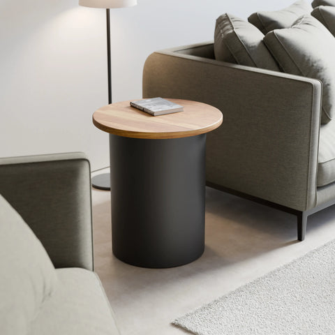 שולחן צד סקנדינבי בעיצוב מודרני עם פלטת עץ אלון מלא ובסיס גלילי מחופה בצבע אפוקסי שחור.