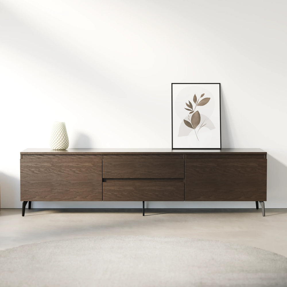 מזנון טלוויזיה מודרני Tavik בגימור פורניר טבעי עם מגירות, דלתות ורגלי ברזל דקות