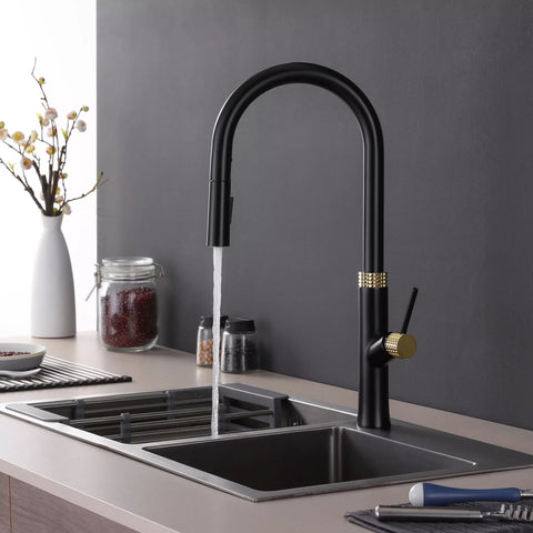 ברז מטבח נשלף Strom עם שני מצבי זרימה בעיצוב מודרני