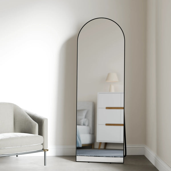 מראה עומדת גדולה במסגרת דקה בחדר שינה מודרני.