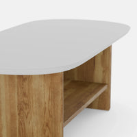 שולחן סלון אובלי Voltro עם פלטה לבנה, בסיס עץ ומדף תחתון בעיצוב נורדי־כפרי