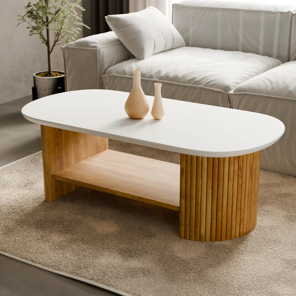 שולחן סלון אובלי Voltro עם פלטה לבנה, בסיס עץ ומדף תחתון בעיצוב נורדי־כפרי