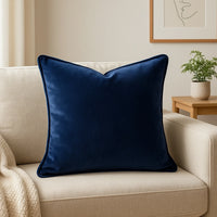 זוג כריות נוי מבד קטיפה מבריק בגוון כחול כהה