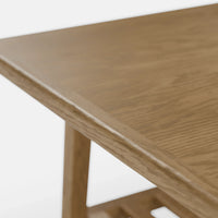 שולחן סלון מעץ מלא Semptia עם מדף תחתון וסגנון סקנדינבי כפרי