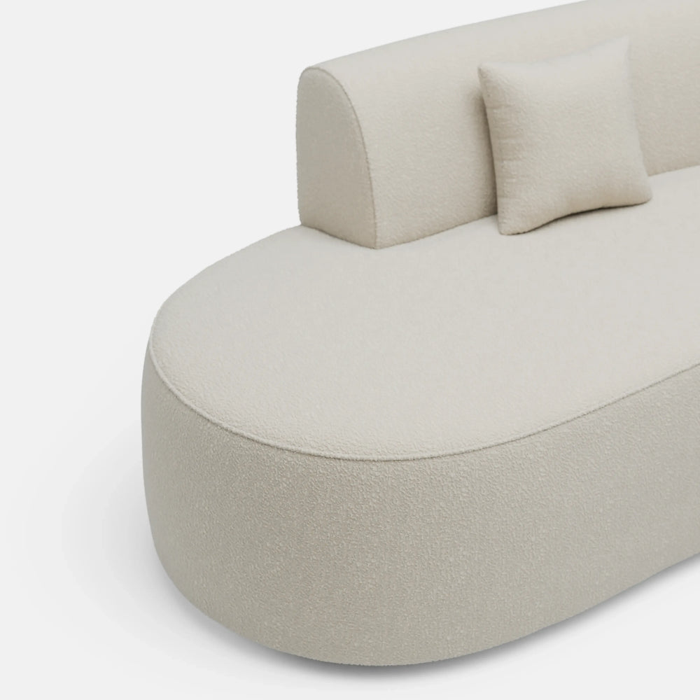 ספה מודרנית מעוצבת עם ריפוד בוקלה – דגם Kivo