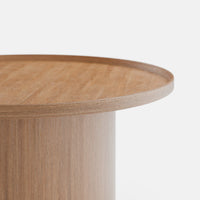 שולחן סלון עגול Lund עם פלטה מחופה פורניר אלון ובסיס גלילי בעיצוב פיסולי עכשווי