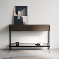 קונסולה מודרנית Nero עם מגירות טקסטורליות, מדף זכוכית ורגלי מתכת דקה | פוני סטייל