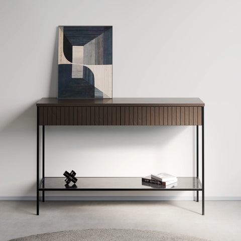 קונסולה מודרנית Nero עם מגירות טקסטורליות, מדף זכוכית ורגלי מתכת דקה | פוני סטייל