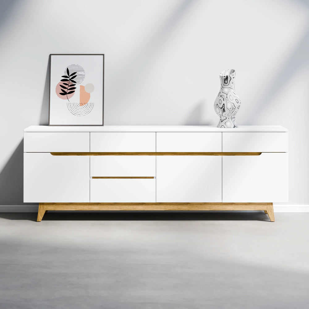 מזנון עץ לסלון Lyng בעיצוב סקנדינבי מודרני עם ידיות אינטגרליות