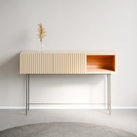 קונסולה Glacier עם חזית מחורצת, תיבה פתוחה ורגלי מתכת דקות בסגנון מודרני מינימליסטי | פוני סטייל