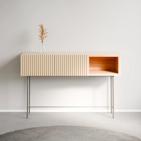 קונסולה Glacier עם חזית מחורצת, תיבה פתוחה ורגלי מתכת דקות בסגנון מודרני מינימליסטי | פוני סטייל