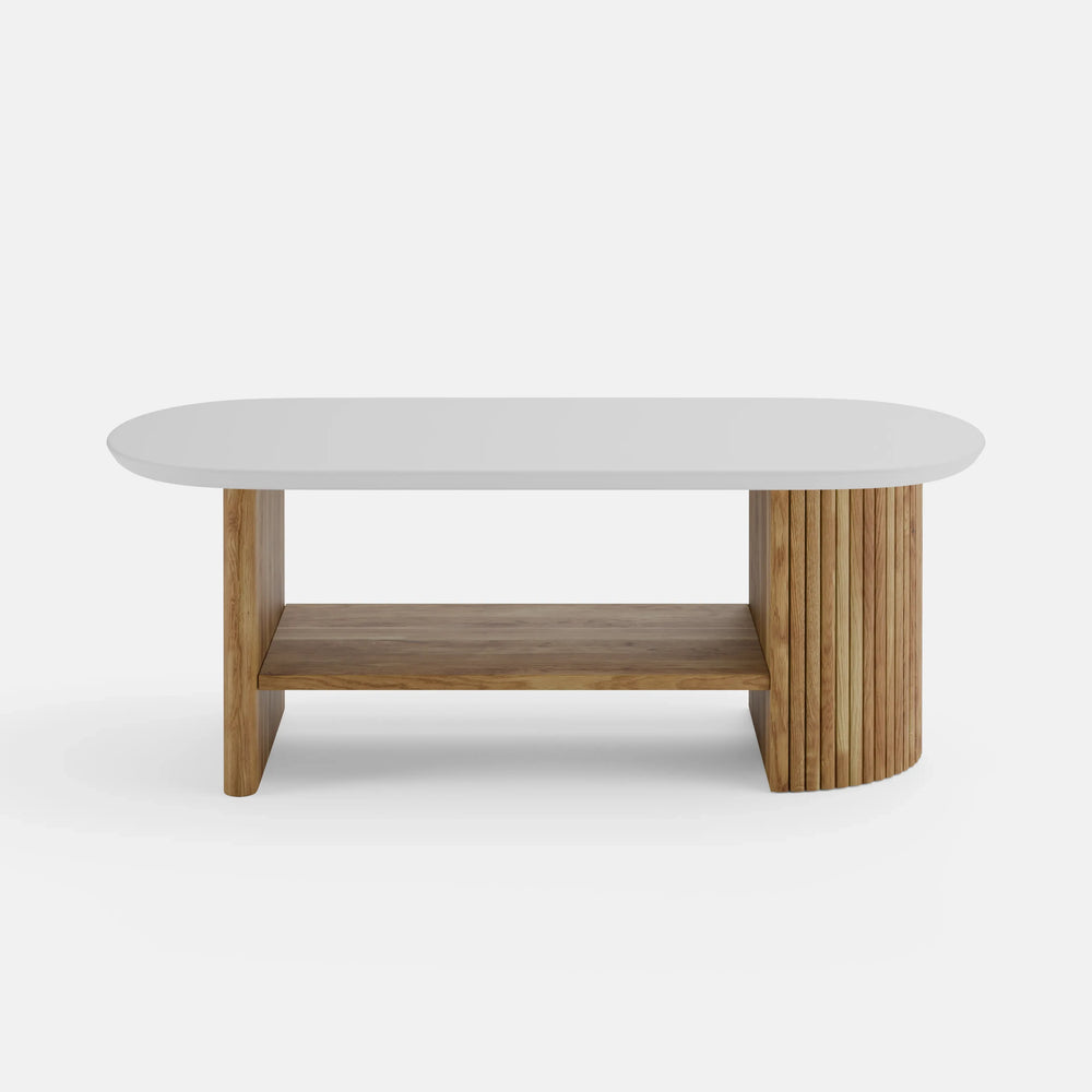 שולחן סלון אובלי Voltro עם פלטה לבנה, בסיס עץ ומדף תחתון בעיצוב נורדי־כפרי