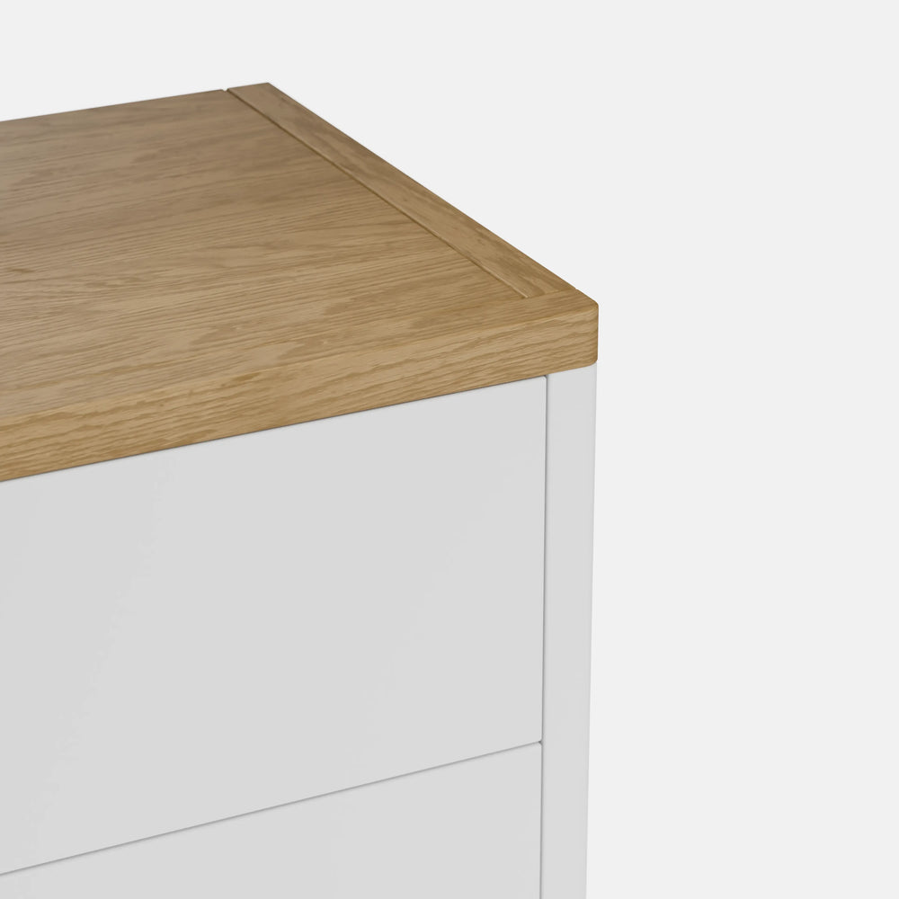 קונסולה מעוצבת Hvit עם מגירות טאץ', רגלי עץ מלא ופלטת פורניר בעיצוב סקנדינבי נקי | פוני סטייל