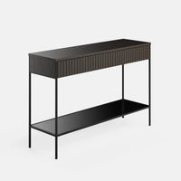 קונסולה מודרנית Nero עם מגירות טקסטורליות, מדף זכוכית ורגלי מתכת דקה | פוני סטייל