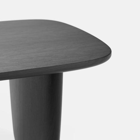 שולחן סלון בעיצוב מודרני Pyramida עם פלטת פורניר ובסיס פיסולי מעץ מלא בגימור שחור