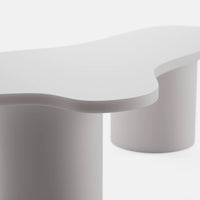 שולחן סלון אורגני בעיצוב ג'פנדי עם פלטה מחופה בצבע אפוקסי לבן ורגליים גליליות עבות.