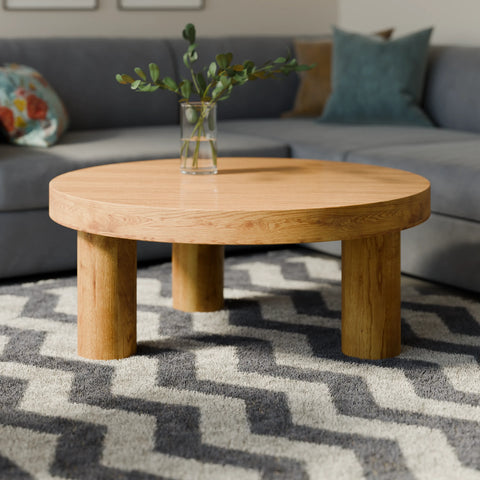 שולחן סלון Moss – שולחן עגול עם פלטת עץ תעשייתי מחופה פורניר אלון ורגלי עץ אלון מלא