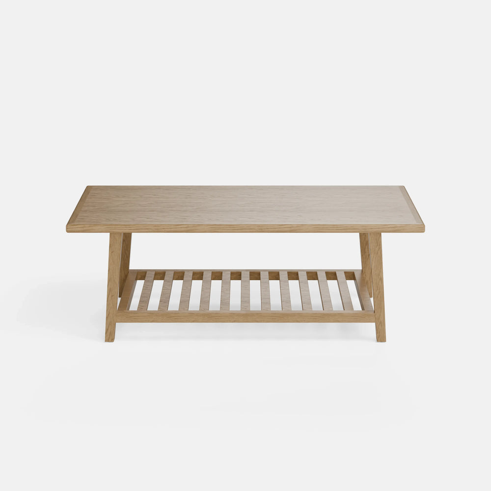 שולחן סלון מעץ מלא Semptia עם מדף תחתון וסגנון סקנדינבי כפרי