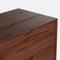 שידת 6 מגירות רחבה Varden בגוון אלון או אגוז