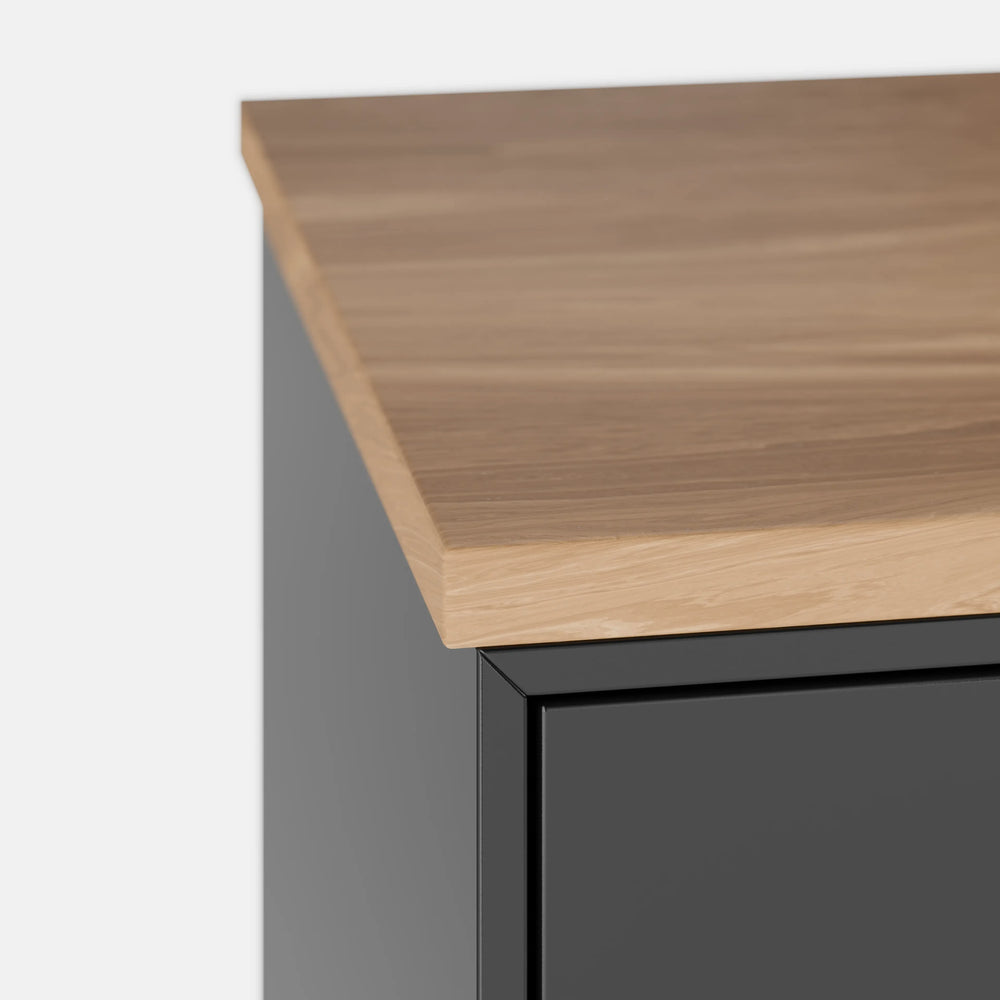 שידה סקנדינבית Skadi עם מגירות ודלת בצבע שחור, רגלי עץ טבעי ופלטת פורניר בגוון אלון | פוני סטייל