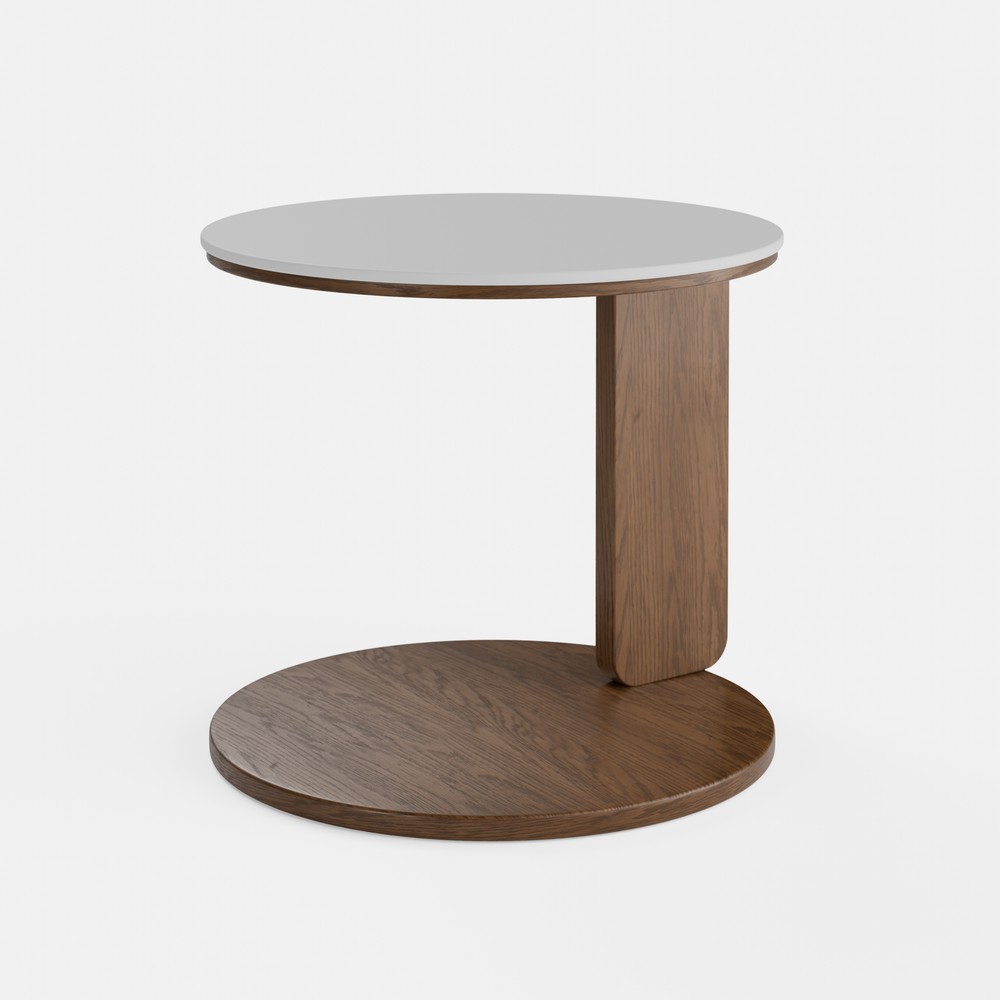 שולחן צד סקנדינבי בעיצוב מודרני עם פלטת פורניר אלון ובסיס עגול מחופה בצבע אפוקסי לבן.