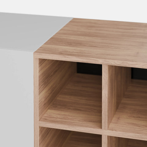 מזנון טלוויזיה מודרני Hav בעיצוב מינימליסטי עם כוורת פורניר אלון ורגלי מתכת