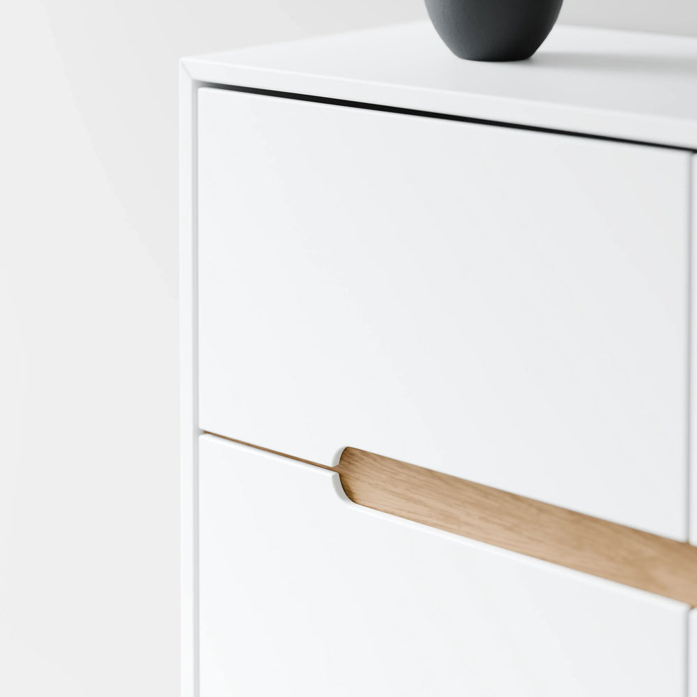 שידה סקנדינבית Sigrid עם 6 מגירות, פסי עץ אלון ורגליים מעץ מלא בגימור שחור | פוני סטייל
